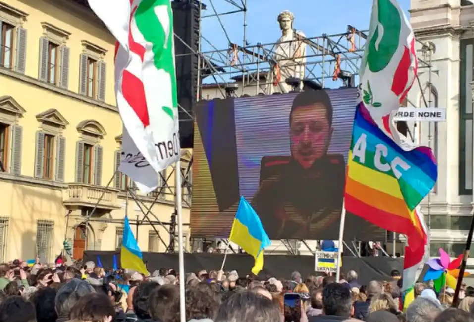 video zelensky in piazza a firenze