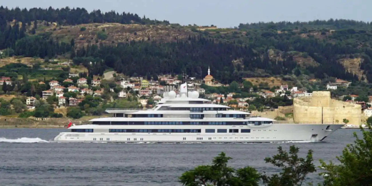 yacht di putin marina di carrara