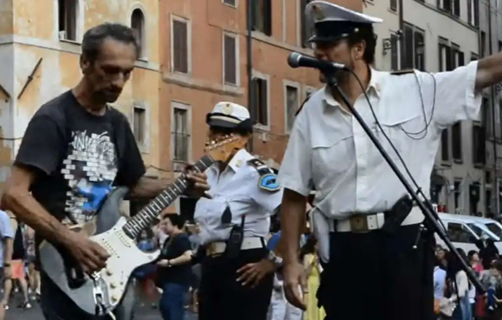 artisti di strada a roma vigili