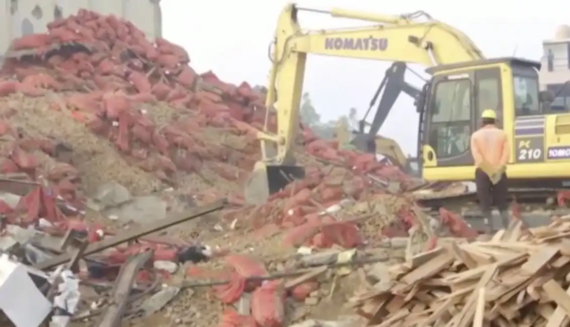 crollo deposito di patate in india