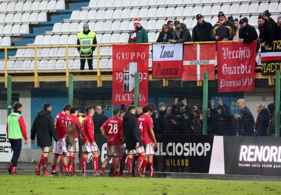 giocatori piacenza sotto la curva 