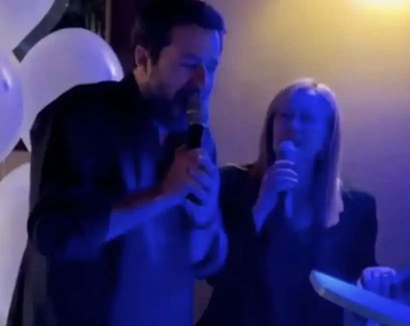 giorgia meloni matteo salvini cantano karaoke 