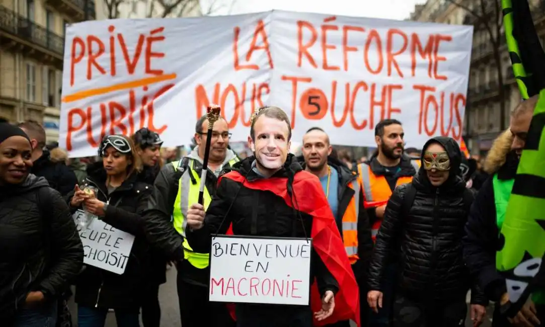 macron proteste pensioni manifestazioni francia parigi