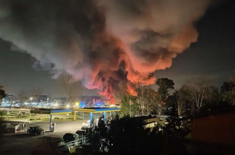 maxi incendio via ostiense roma pulmini scuolabus