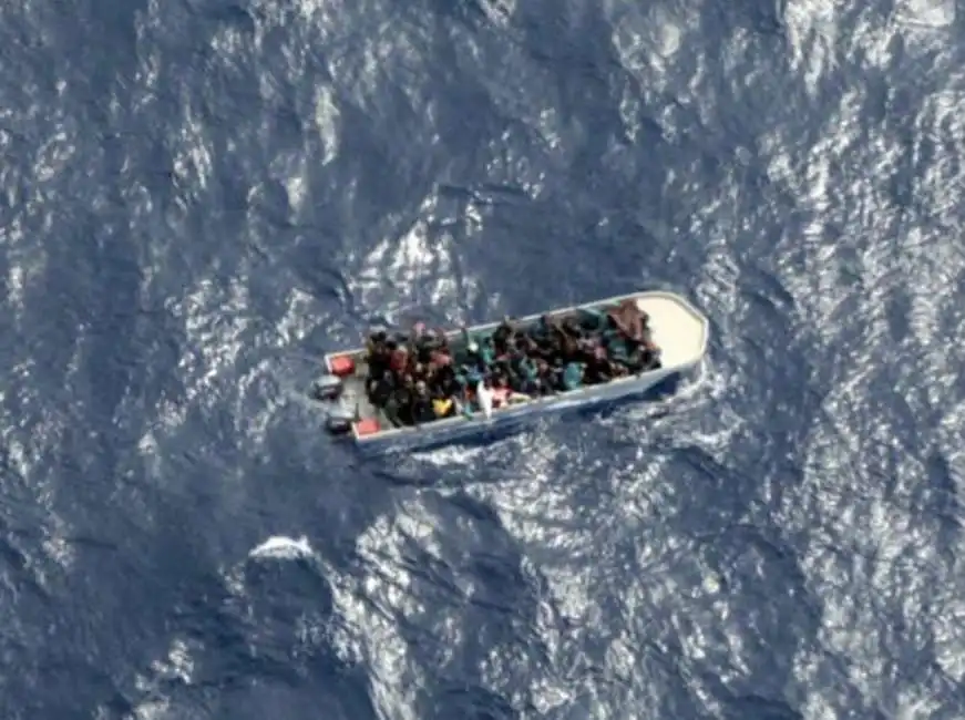 migranti - barcone alla deriva in libia