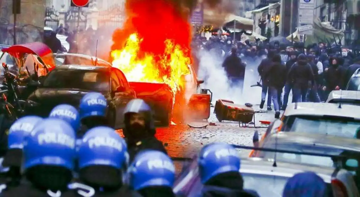 scontri napoli ultras tifosi eintracht