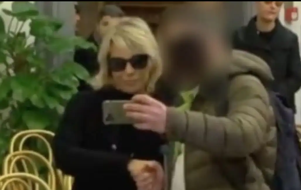 selfie con maria de filippi alla camera ardente di costanzo