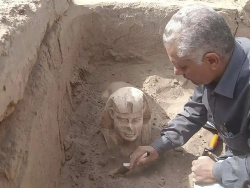 sfinge con la testa dell'imperatore claudio in egitto