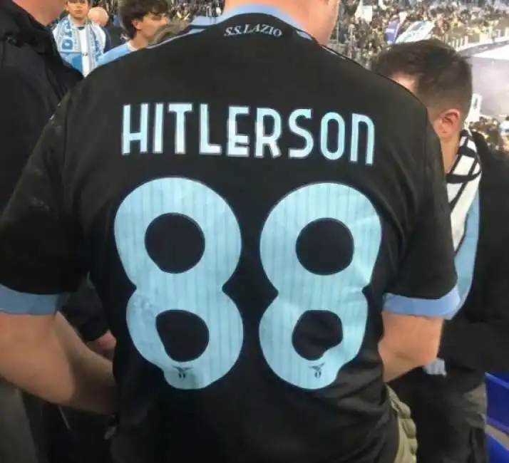 tifoso della lazio con la maglia hitlerson 