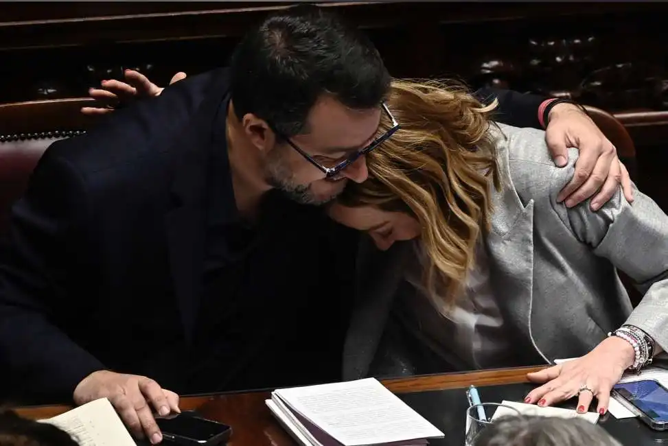 abbraccio tra matteo salvini e giorgia meloni alla camera 2