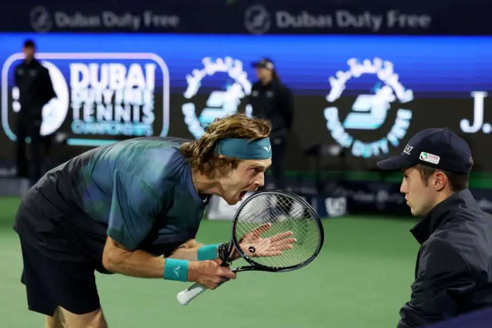 andrey rublev insulta arbitro agli atp di dubai 