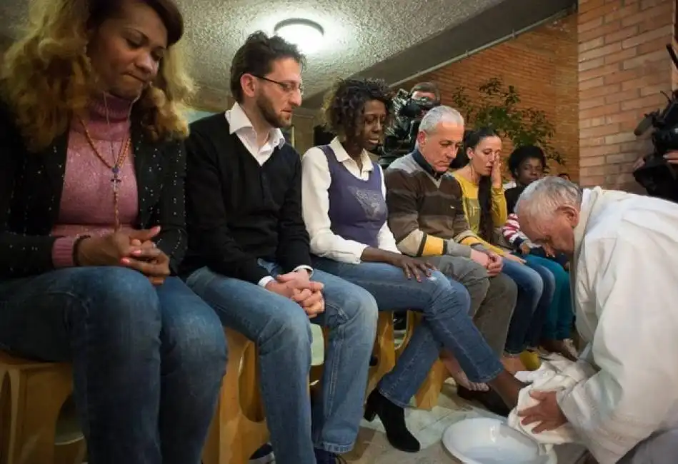 papa bergoglio lava i piedi a lubamba 