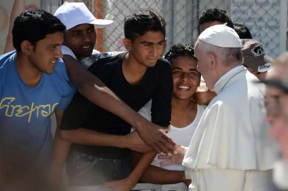 papa bergoglio tra i rifugiati