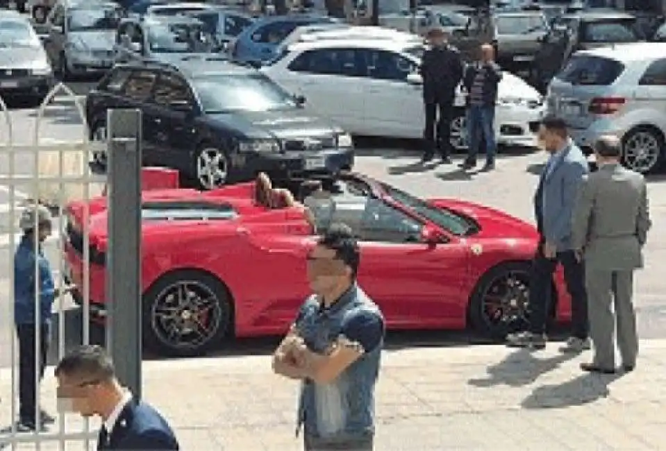 bari - il figlio del boss in ferrari alla prima comunione