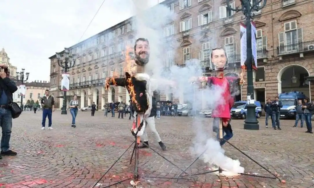 manichino di maio e salvini bruciato