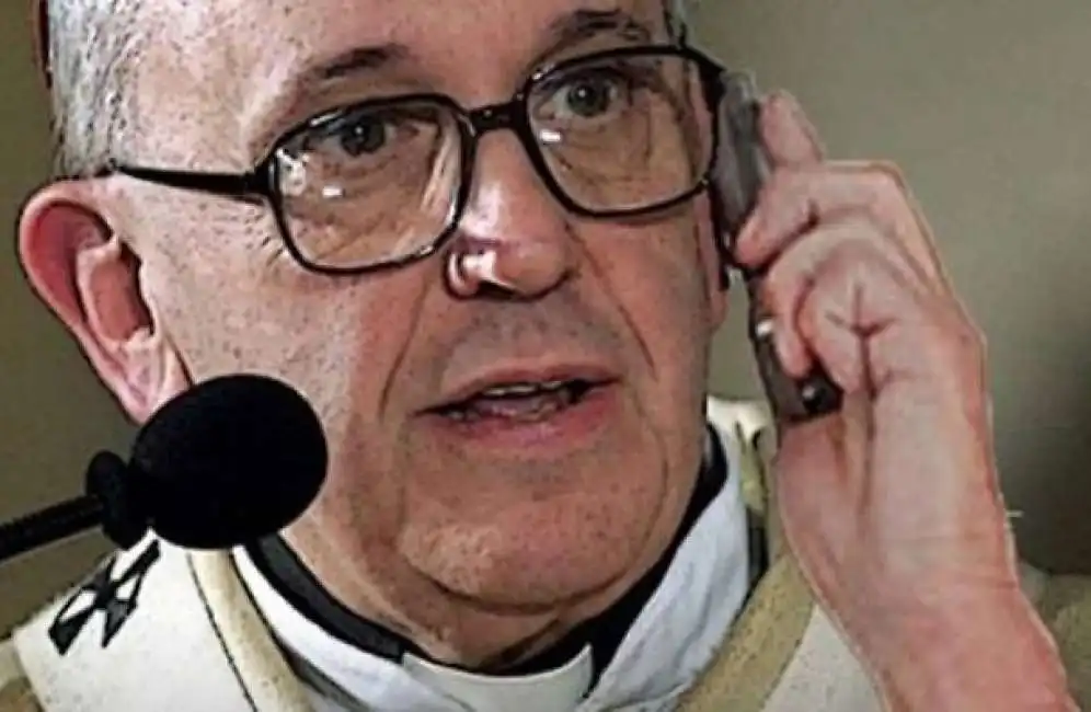 papa bergoglio al telefono