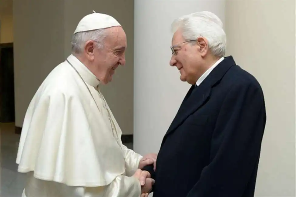 papa francesco con sergio mattarella dopo la messa a santa marta