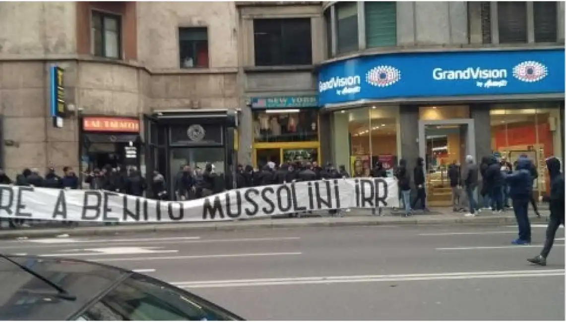 striscione benito mussolini