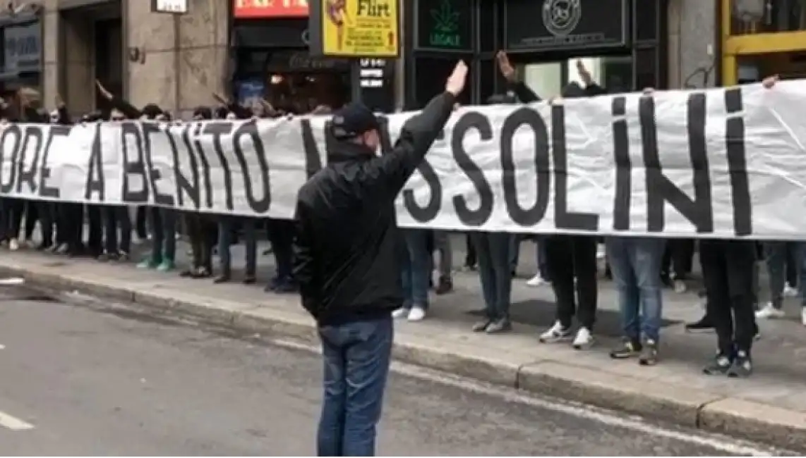 striscione mussolini