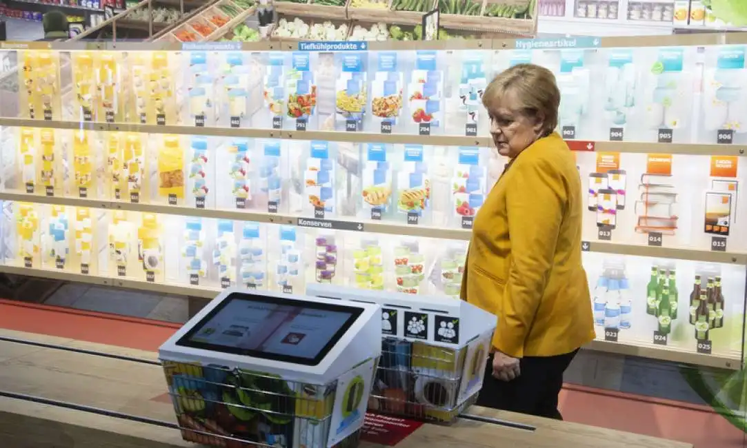 angela merkel spesa supermercato