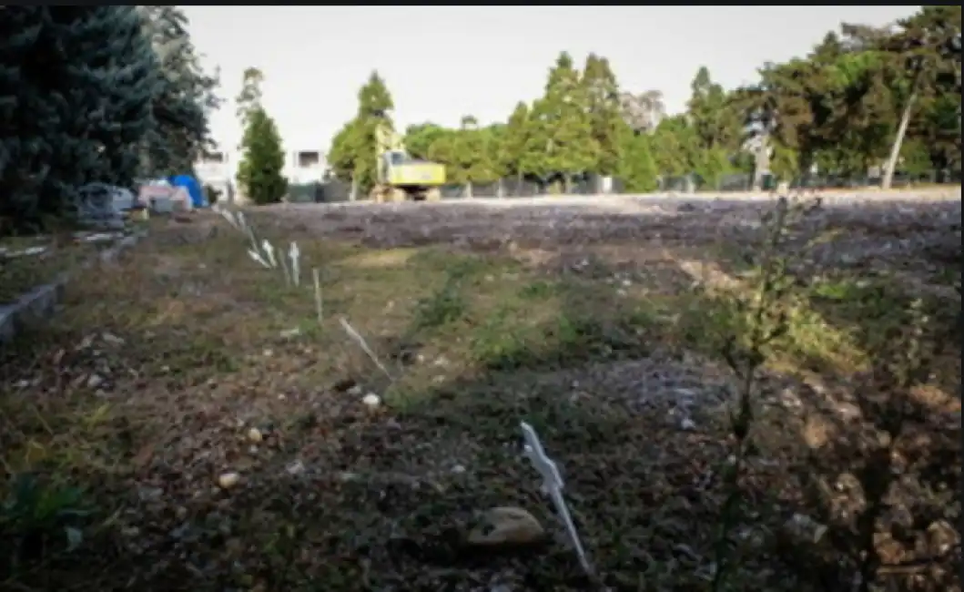 milano cimitero croci bianche