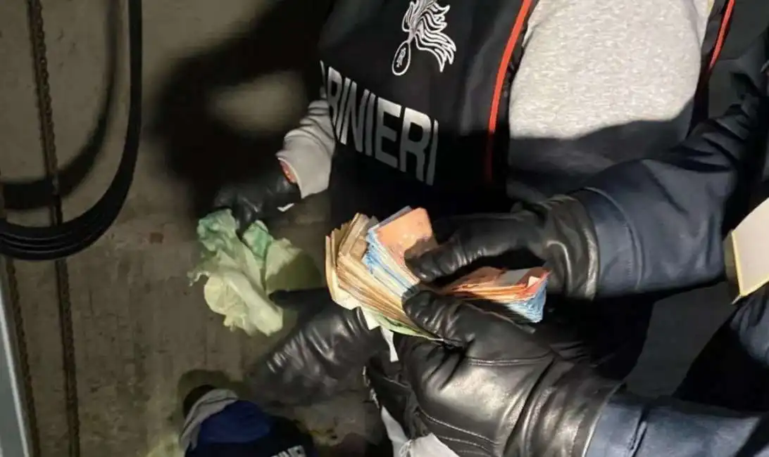 riciclaggio contanti carabinieri mafia soldi cash evasione 