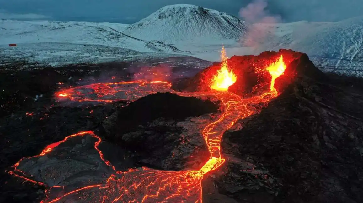 eruzione vulcano valle di geldinga, in islanda