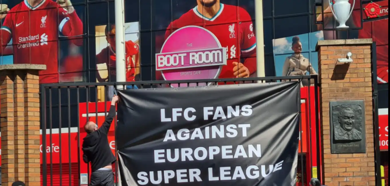 tifosi del liverpool contro la superlega