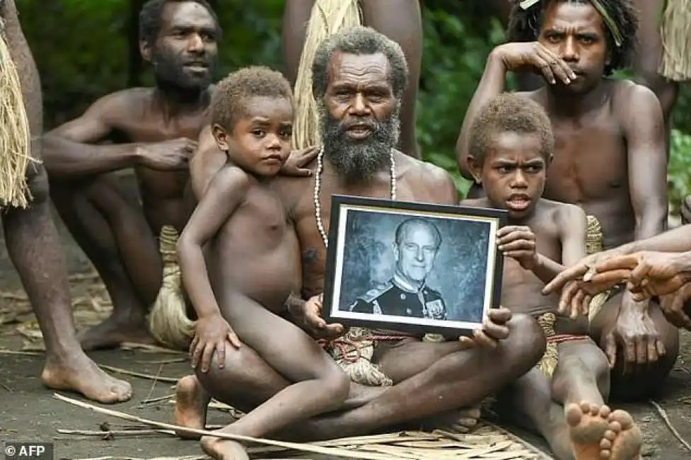 tribu' a vanuatu venera il principe filippo come un dio