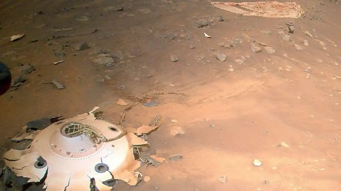 i resti della attrezzatura che ha portato il rover su marte