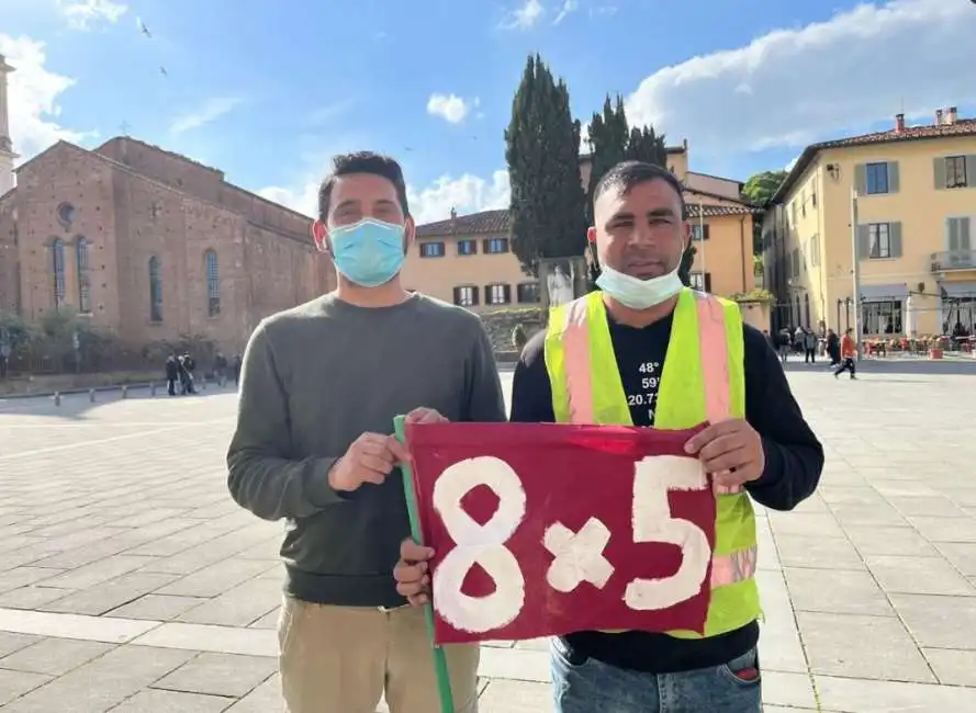 la protesta degli operai che vogliono lavorare 8 ore per 5 giorni