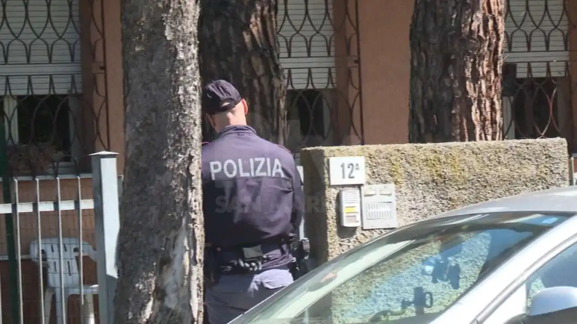 uccide la moglie a coltellate a rimini 1