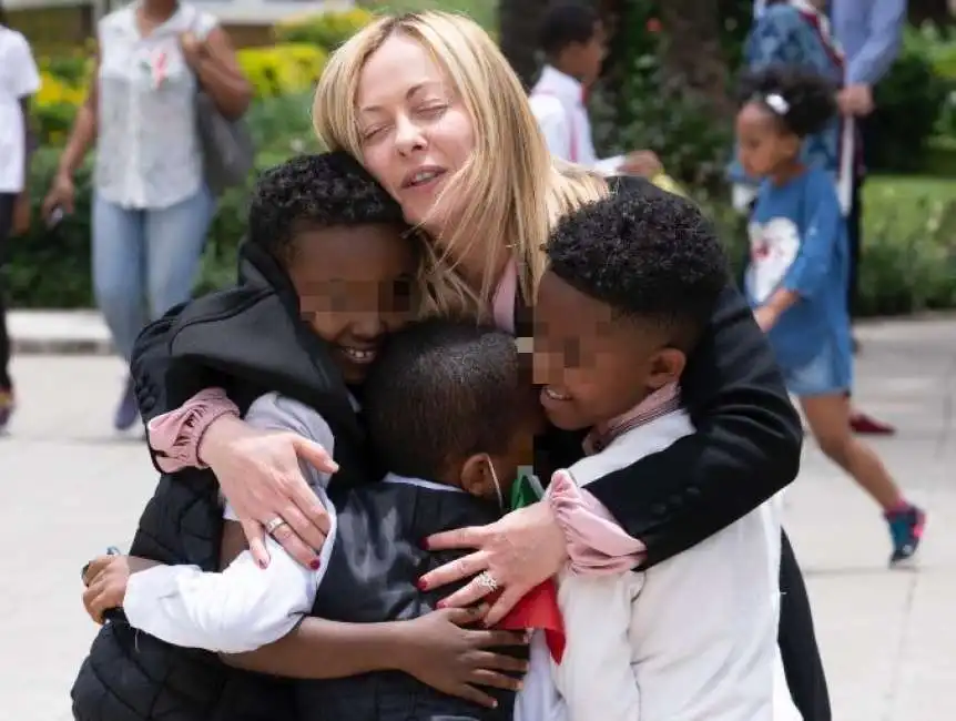 giorgia meloni con i bambini della scuola galilei di addis abeba - 3 africa migranti 