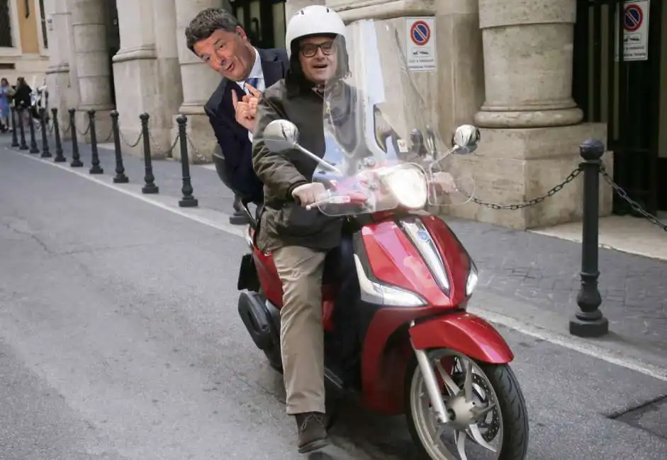 matteo renzi carlo calenda in vespa - meme