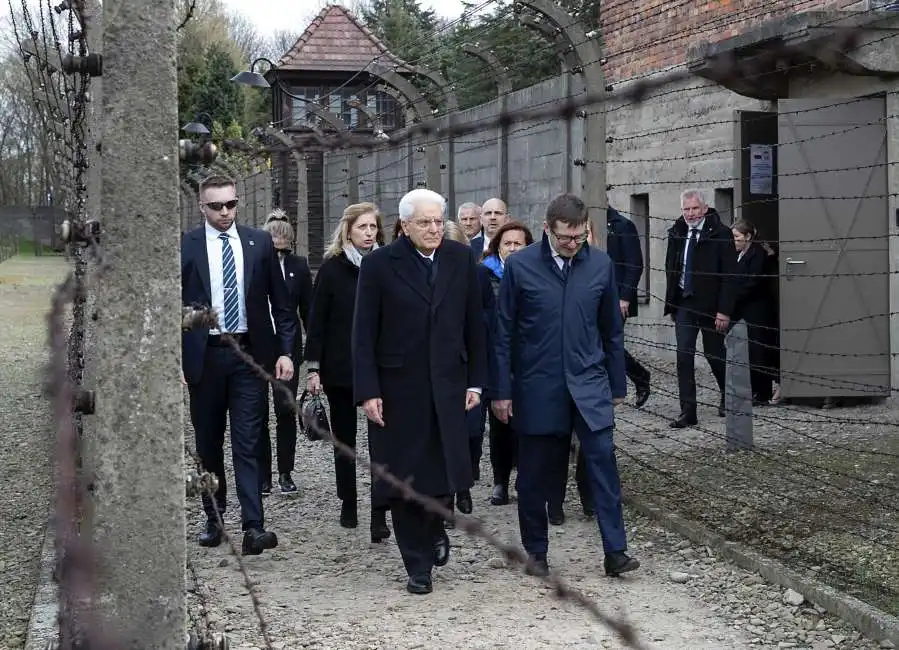 sergio mattarella visita il museo di auschwitz