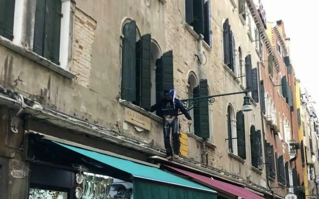 turista venezia cornicione palazzo