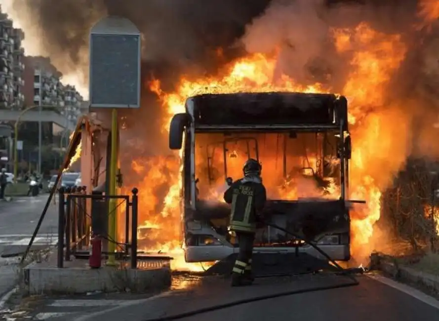 bus atac roma fiamme fuoco incendio