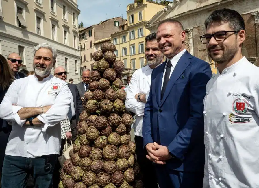 francesco lollobrigida con dei carciofi