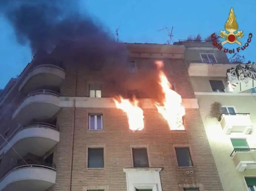 incendio in un appartamento a roma