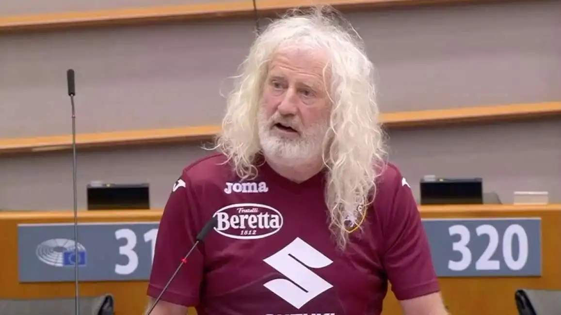 mick wallace al parlamento europeo con la maglia del torino 