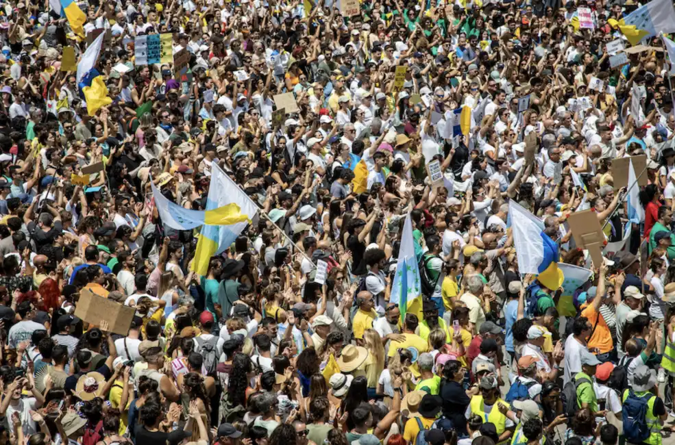 proteste contro il turismo di massa nelle canarie