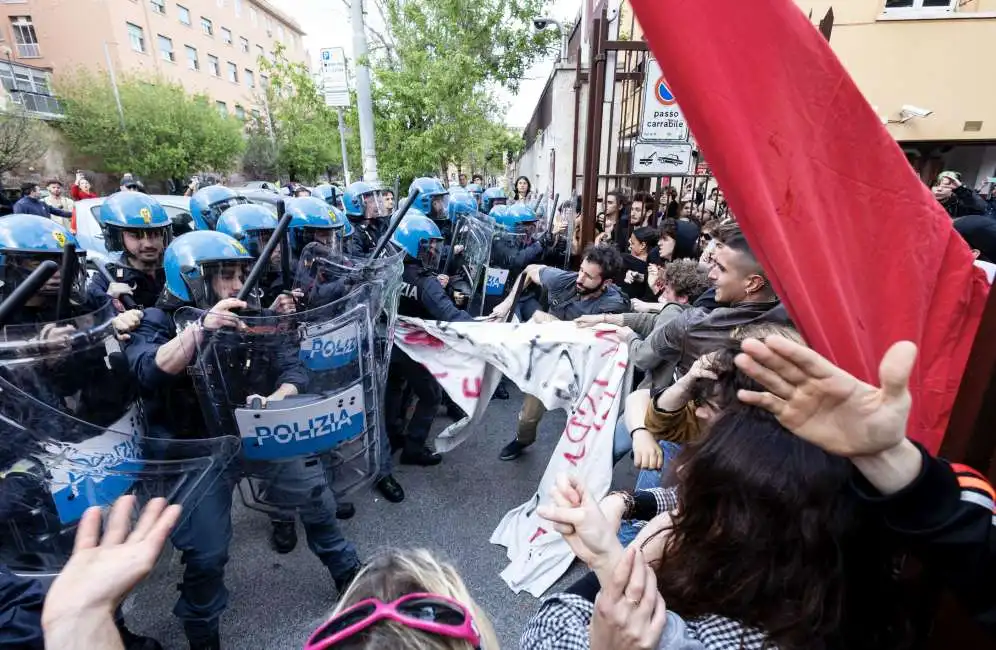 scontri polizia studenti sapienza universita