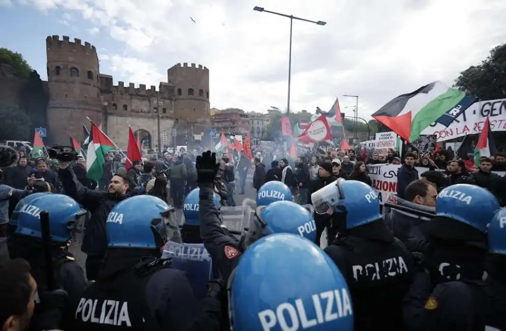 tensione tra filo palestinesi e brigata ebraica - corteo 25 aprile 2024 - roma - 1