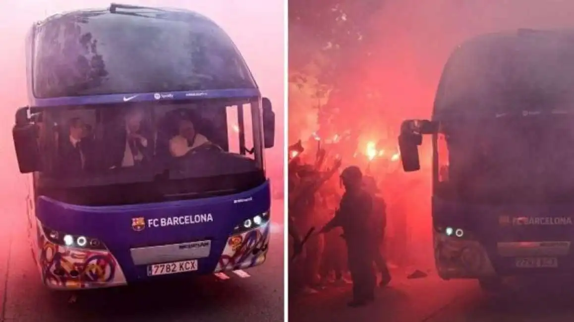 tifosi del barcellona lanciano oggetti contro il bus della squadra 3