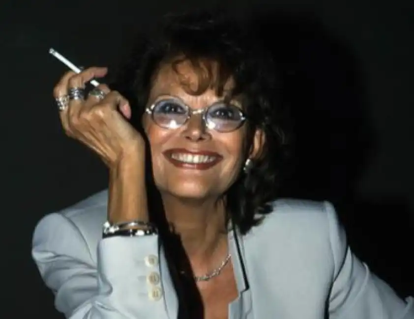 claudia cardinale sigaretta