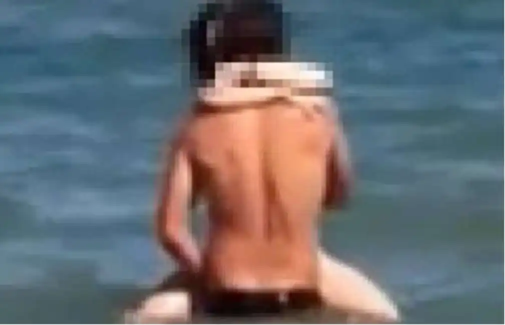 la coppia che fa sesso in mare a catania