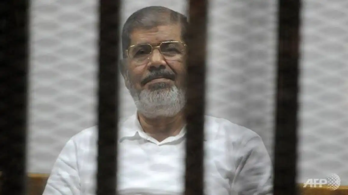 morsi dietro le sbarre 