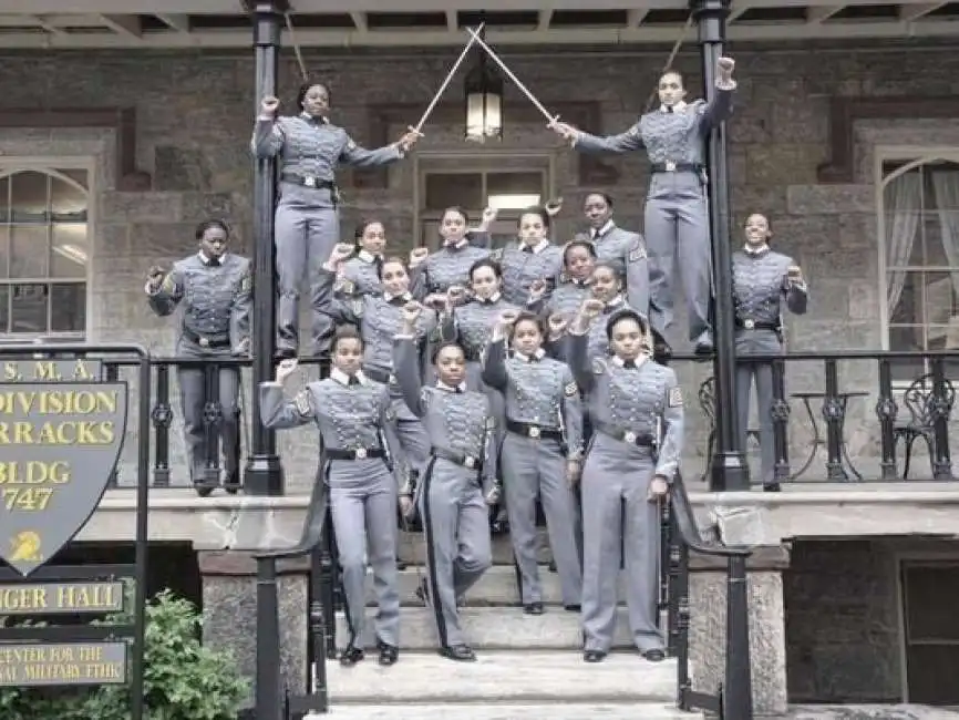 cadette di west point fanno il saluto delle pantere nere