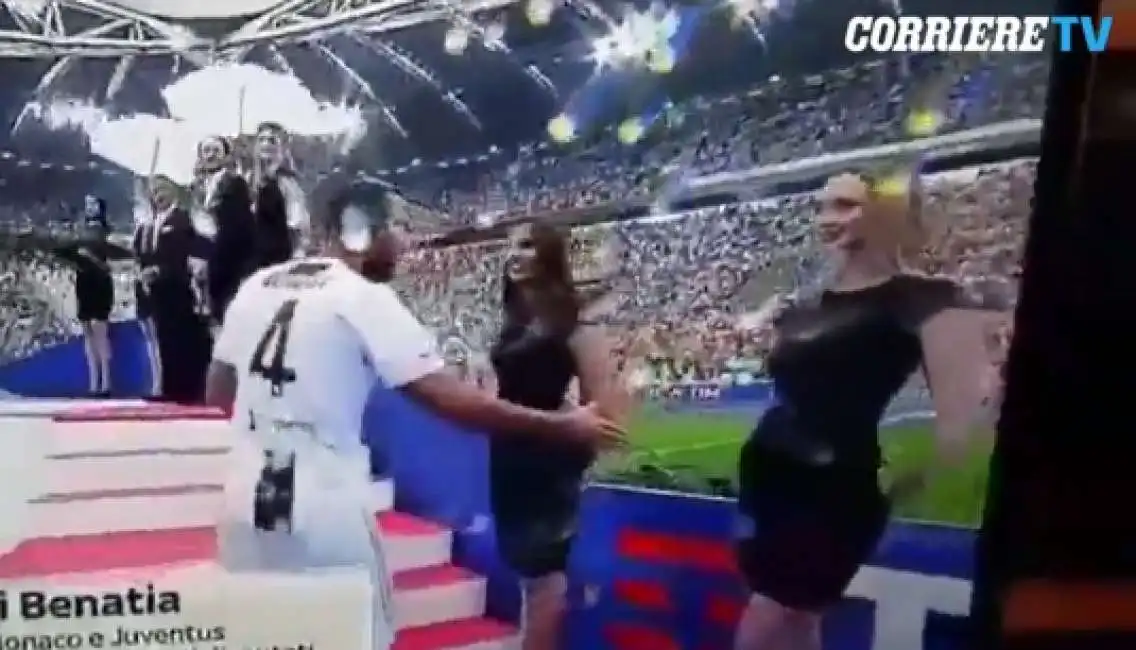 benatia ci prova con le hostess