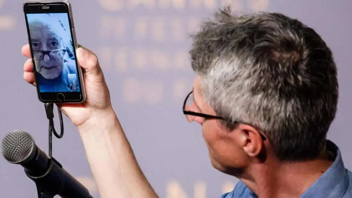 la conferenza stampa di facetime di godard